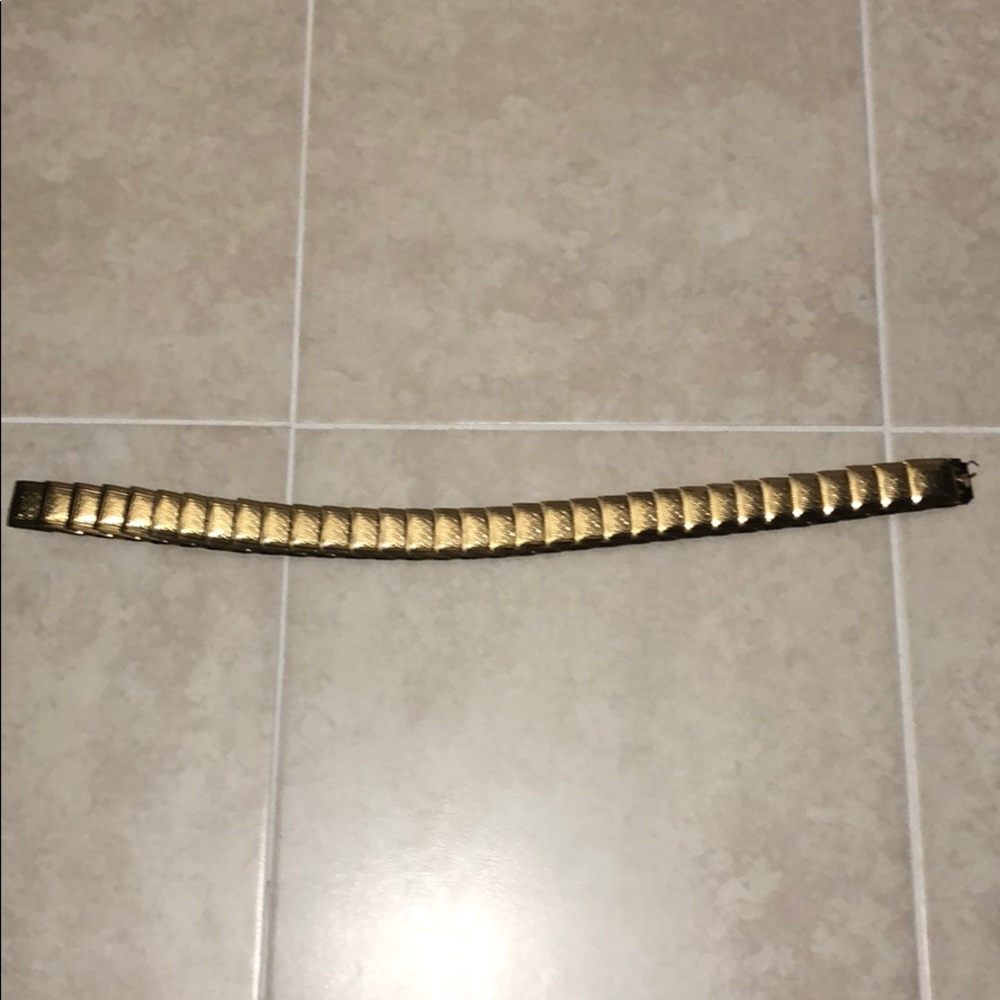 One size belt with gold details